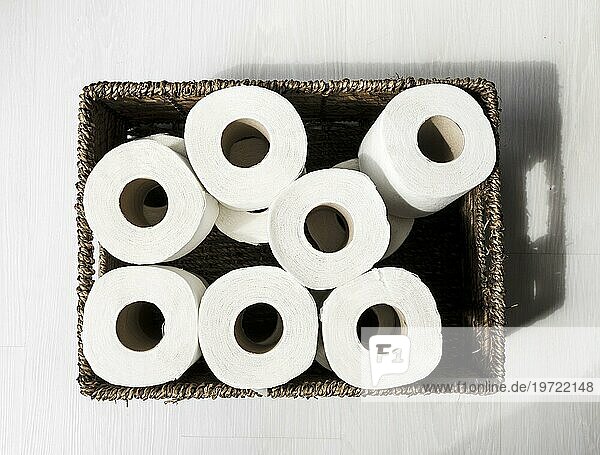 Draufsicht Box mit Toilettenpapierrollen