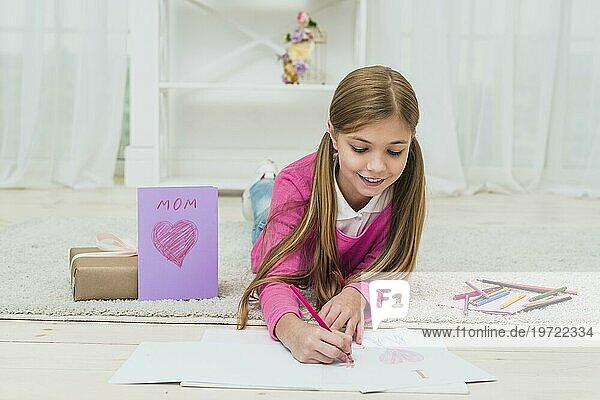 Nettes Mädchen Zeichnung Papier in der Nähe Grußkarte