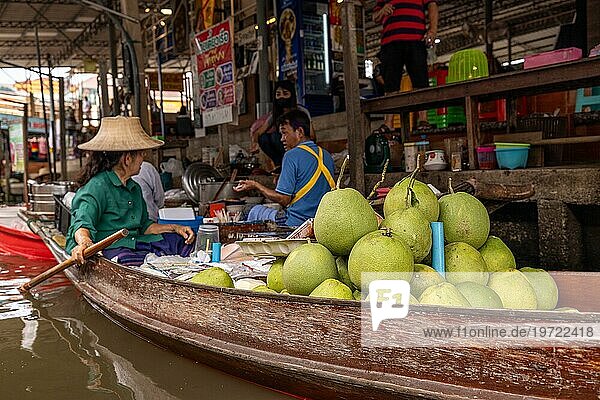Kokosnuss  verkauf  Handel  markt  stand  Touristen  Reisen  Attraktion  Damnoen Saduak Floating Market  Bangkok  Thailand  Asien