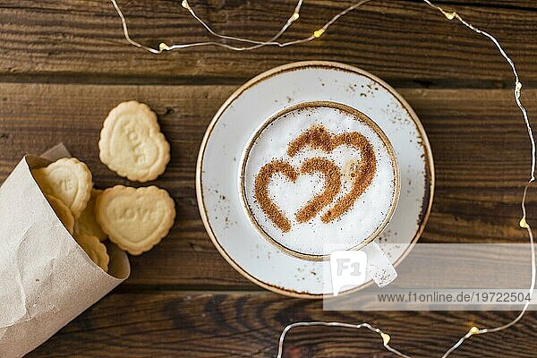 Draufsicht Kaffeetasse herzförmige Kekse