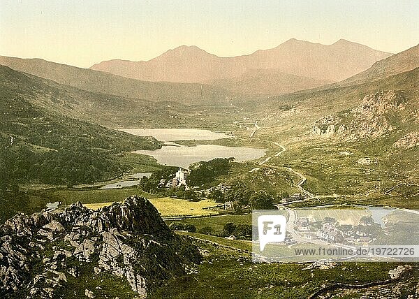 Capel curig  ein Dorf und eine Community in Conwy und Snowdon oder Yr Wyddfa  der höchste Berg in Wales  1880  Historisch  digital verbesserte Reproduktion eines Photochromdruck der damaligen Zeit