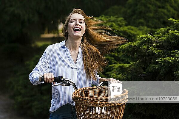 Vorderansicht Frau auf dem Fahrrad