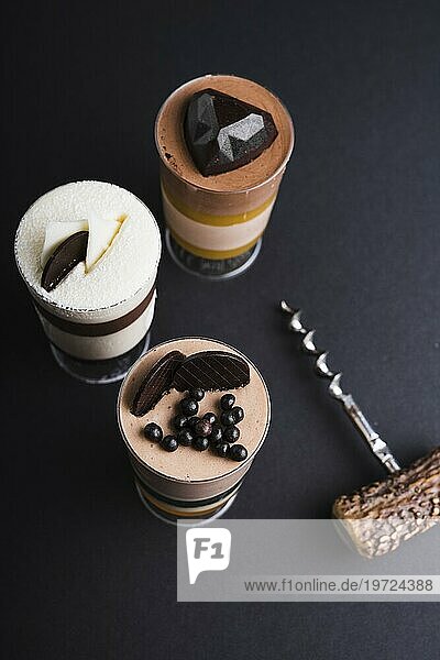 Drei Schokoladenmousse Dessert Glas Glas schwarzer Hintergrund