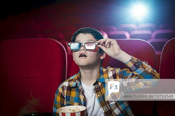 Junge sieht Film im Kino