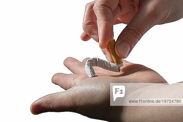 Tabakrauchabhängigkeit  ungesunde Lebensweise. Mit dem Rauchen aufhören  mit dem Rauchen aufhören oder keine Zigaretten rauchen. Hand hält Zigarette in der Hand. Schlechte Angewohnheit aufgeben
