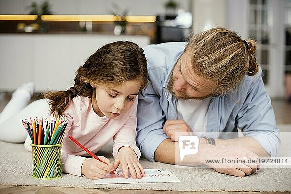 Vorderansicht kleines Mädchen  das Zeit mit seinem Vater verbringt  Zeichnung