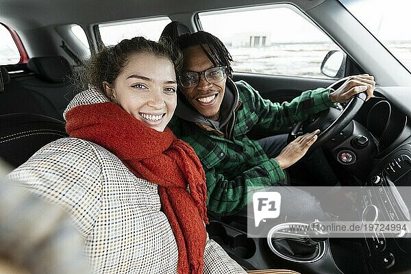 Junges Paar auf Reisen mit Auto