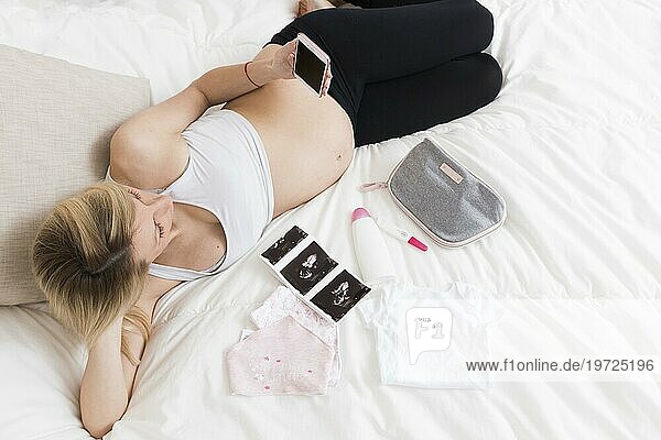 Bett einer schwangeren Frau mit Röntgenstrahlen