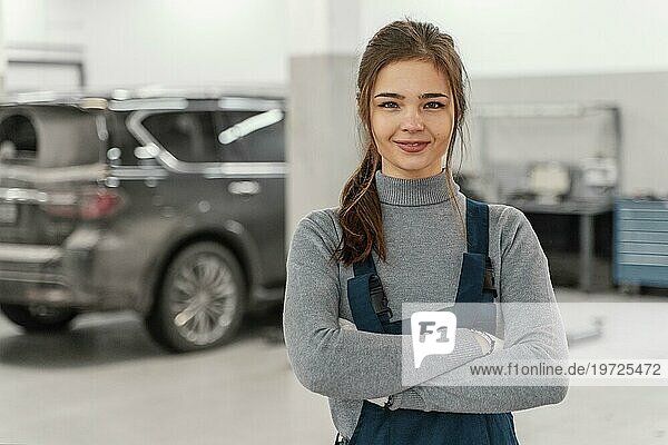 Lächelnde Frau beim Autoservice