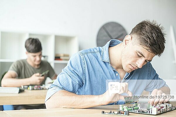 Junger männlicher IT Techniker  der einen Ram Motherboard Steckplatz repariert