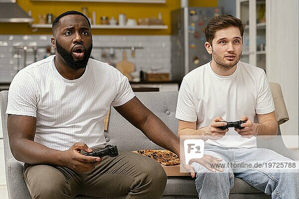 Freunde spielen Videospiele Fernsehen