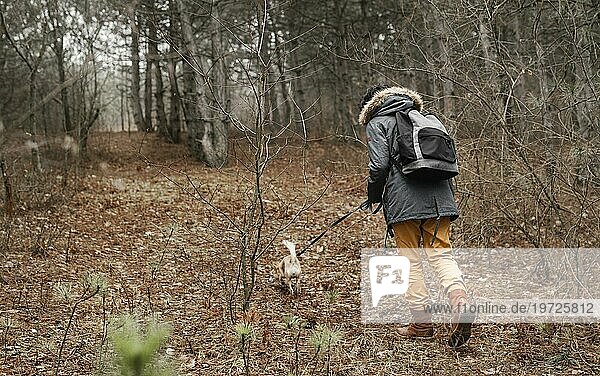 Vollbild Reisende mit Hund im Wald