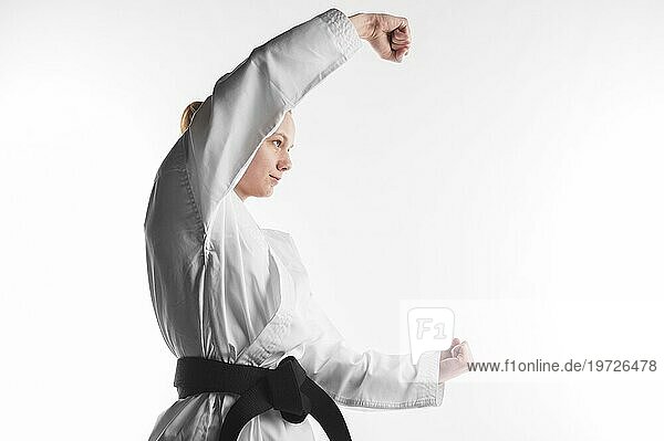 Karatekämpfer in Pose  Seitenansicht
