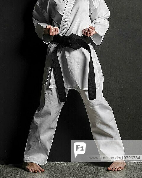 Karate Modell Uniform Vorderansicht