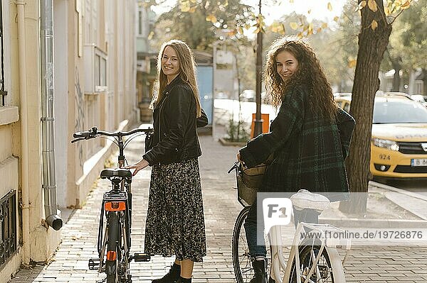 Freunde fahren Fahrrad Stadt