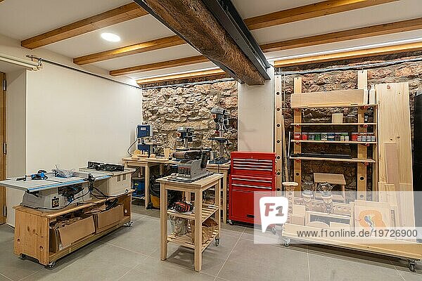 Innenraum eines Druckereistudios ohne Menschen  ausgestattet mit Werkzeugen und Möbeln
