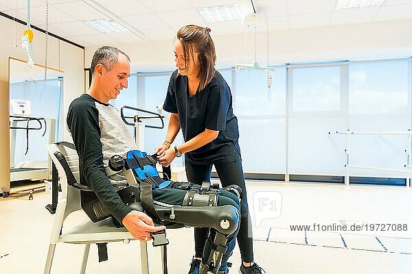 Mechanisches Exoskelett. Physiotherapie Assistent  der einer behinderten Person mit Roboterskelett Bänder anlegt. Futuristische Rehabilitation  Physiotherapie in einem modernen Krankenhaus