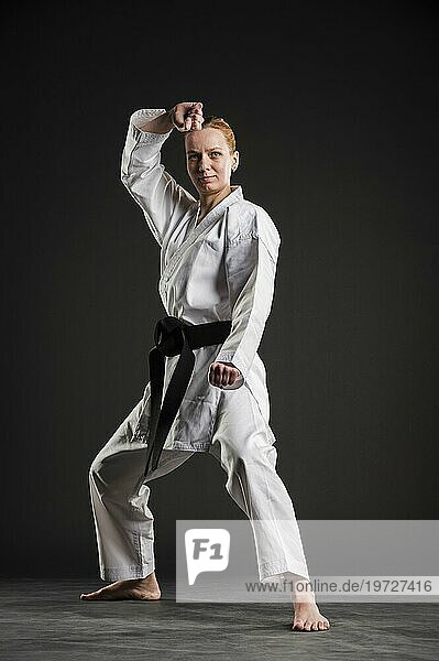 Frontansicht Frau macht Karate Pose