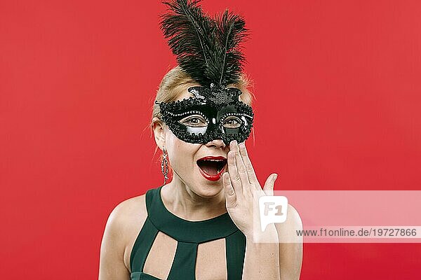 Erstaunte Frau schwarze Karnevalsmaske