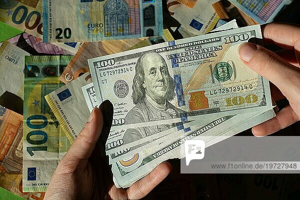 Dollarscheine Amerikanisches Geld Bargeld. Euro  Währung der Europäischen Union. Einhundert US Dollar Banknoten. Finanz und Wirtschaftskrise