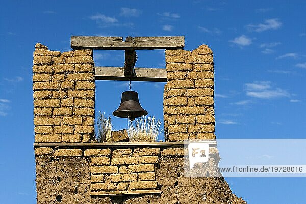 Alter Kirchturm  Kirche  Glocke  Glaube  Religion  Gott  Christentum  Taos Pueblo  New Mexico  USA  Nordamerika