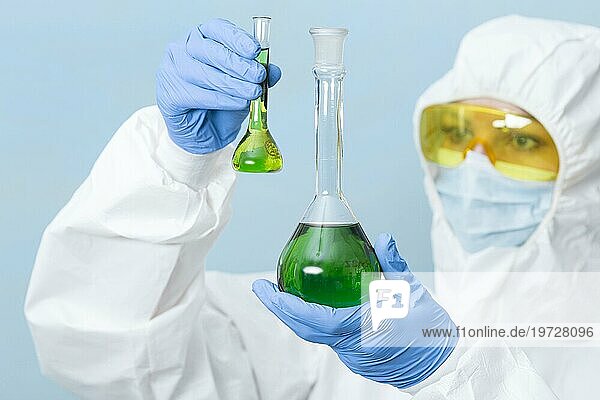 Wissenschaftlerin mit grünen Chemikalien