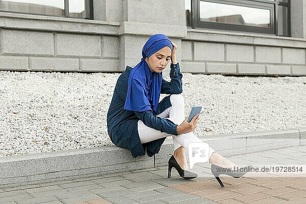 Wunderschönes Mädchen mit Hijab nimmt Selfie im Freien