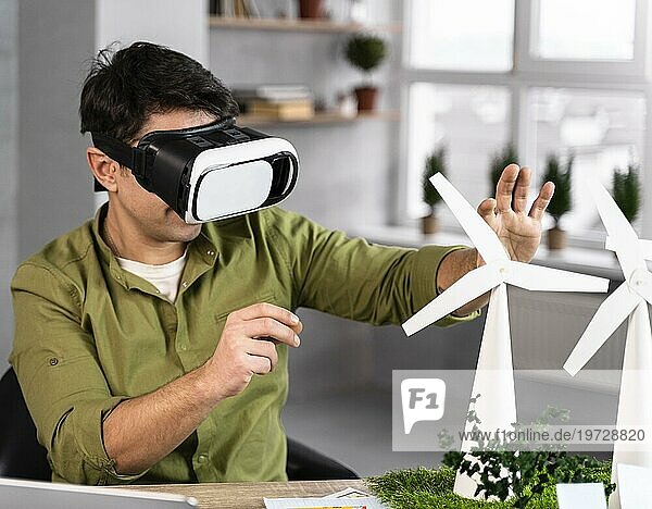 Ein Mann arbeitet mit einem Virtual Reality Headset an einem umweltfreundlichen Windkraftprojekt