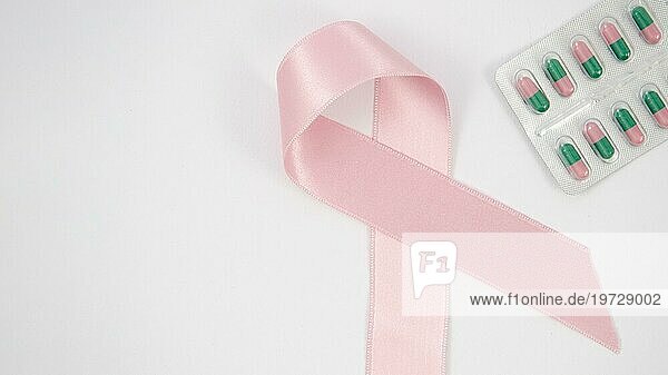 Flachlegung rosa Band Pillen Anordnung