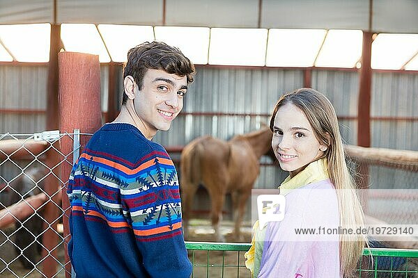 Lächelndes Paar mit Pferd
