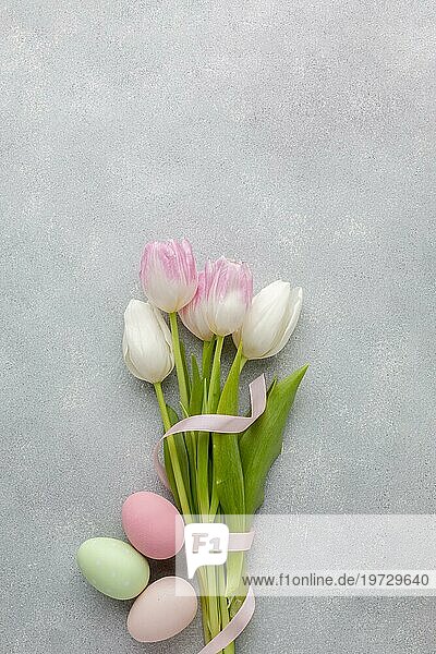 Flat Lay schöne Tulpen mit Band bunte Ostereier