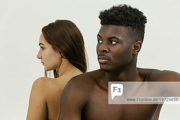 Schwarzer Mann weiße Frau posiert zusammen