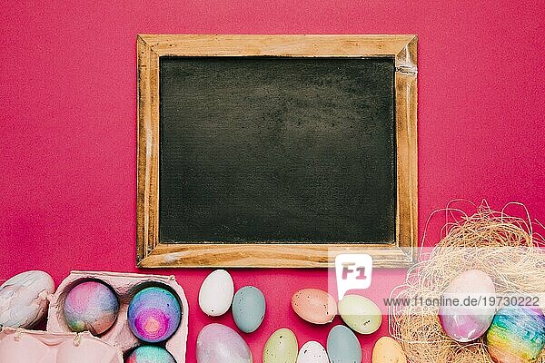 Blank Tafel mit vielen bunten Ostereier rosa Hintergrund