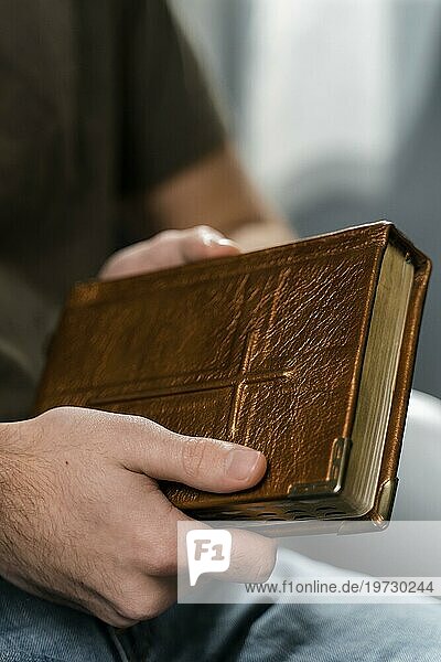 Mann hält heiliges Buch
