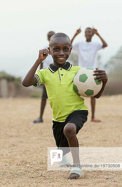Porträt afrikanisches Kind mit Fußball 2