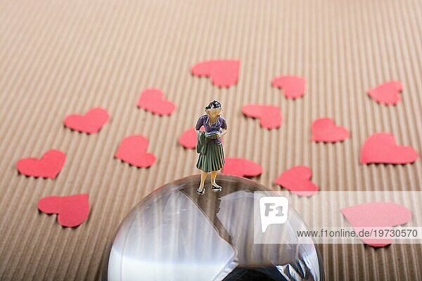 Frau Figur und Liebe Konzept mit rotem Papier Herzen