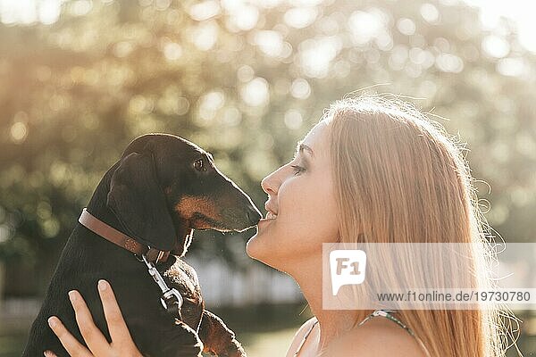 Schöne Frau küsst ihren süßen Hund