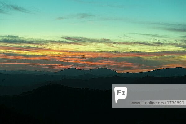 Panoramabild Berg dramatischen Himmel Sonnenuntergang Hintergrund