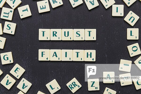 Ansicht Vertrauen Glaube Scrabble Buchstaben aus