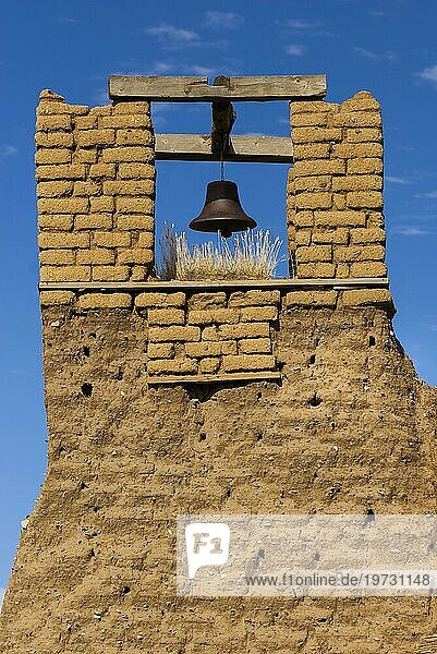 Alter Kirchturm  Kirche  Glocke  Glaube  Religion  Gott  Christentum  Taos Pueblo  New Mexico  USA  Nordamerika