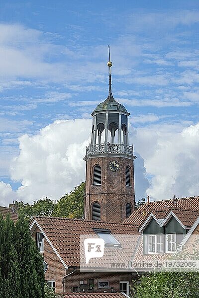 Glockenturm der Kirche in Ditzum  Rheiderland  Ostfriesland  Niedersachsen  Deutschland  Europa