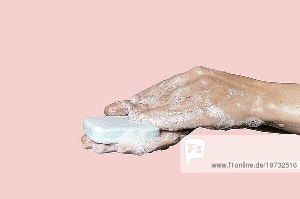 Frau wäscht Hände mit blaür Seife