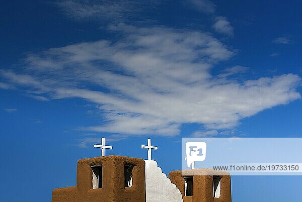 San Geronimo Kapelle  Kreuz  Kirche  Religion  Glaube  Christentum  Lehmbau  Adobe Style  blauer Himmel  Taos  New Mexico  USA  Nordamerika