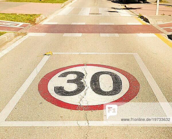 Tempo 30 Schild  asphaltierte Straße