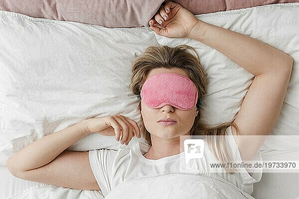 Frau mit Schlafmaske für die Augen