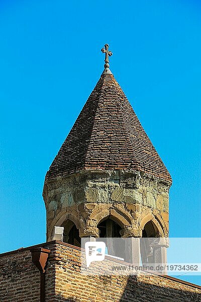 Glockenturm einer alten Kirche in Tiflis  Georgien  Asien