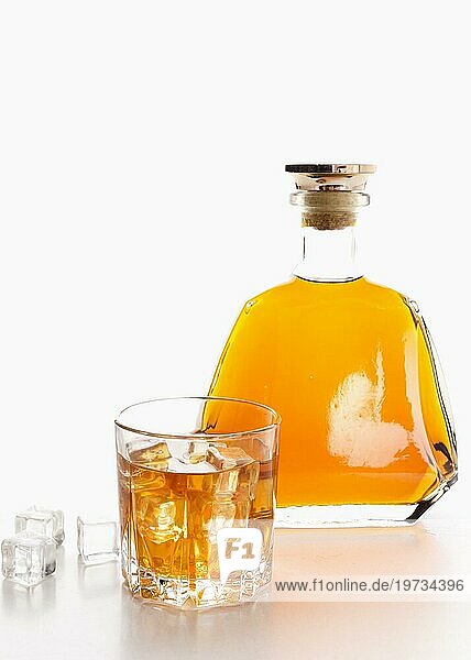 Vorderansicht Whiskeyflasche mit Glas