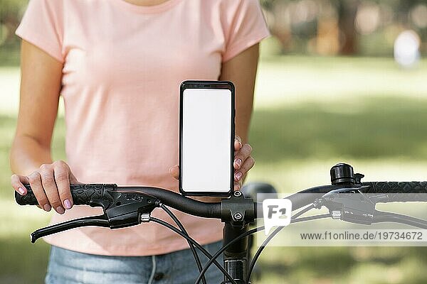 Frau mit Fahrrad Kopierraum Mobiltelefon
