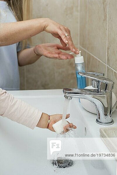 Mom setzen Seife Kind s Hand waschen