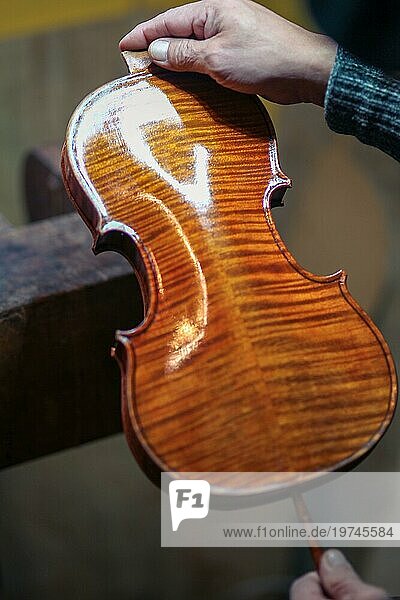 Geigenbauer Geigenbauerlack klassisch handgefertigt Geigenlack natürliche Zutaten Rezept in Cremona Italien Heimat der besten Handwerker dieser Art